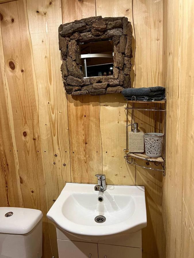 Dragon House In The Tree! Jacuzzi, Sauna ,cinema,heated Holiday home
